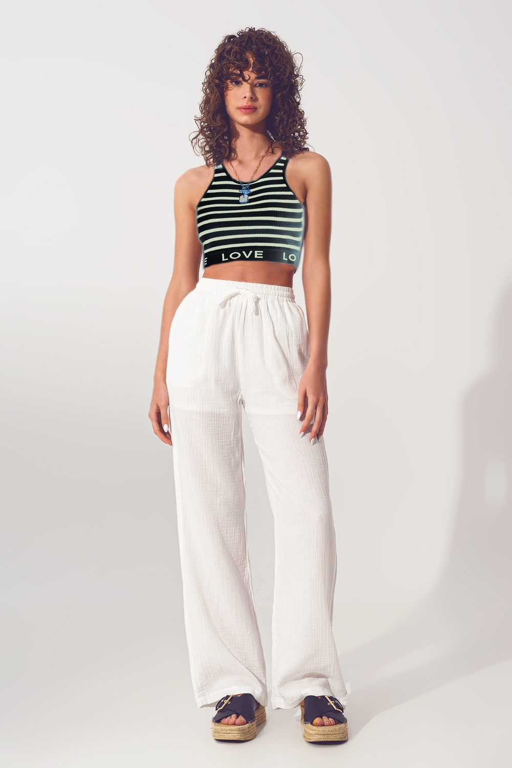 Top corto a rayas con texto Love en negro y beige Top corto a rayas con texto Love en negro y beige