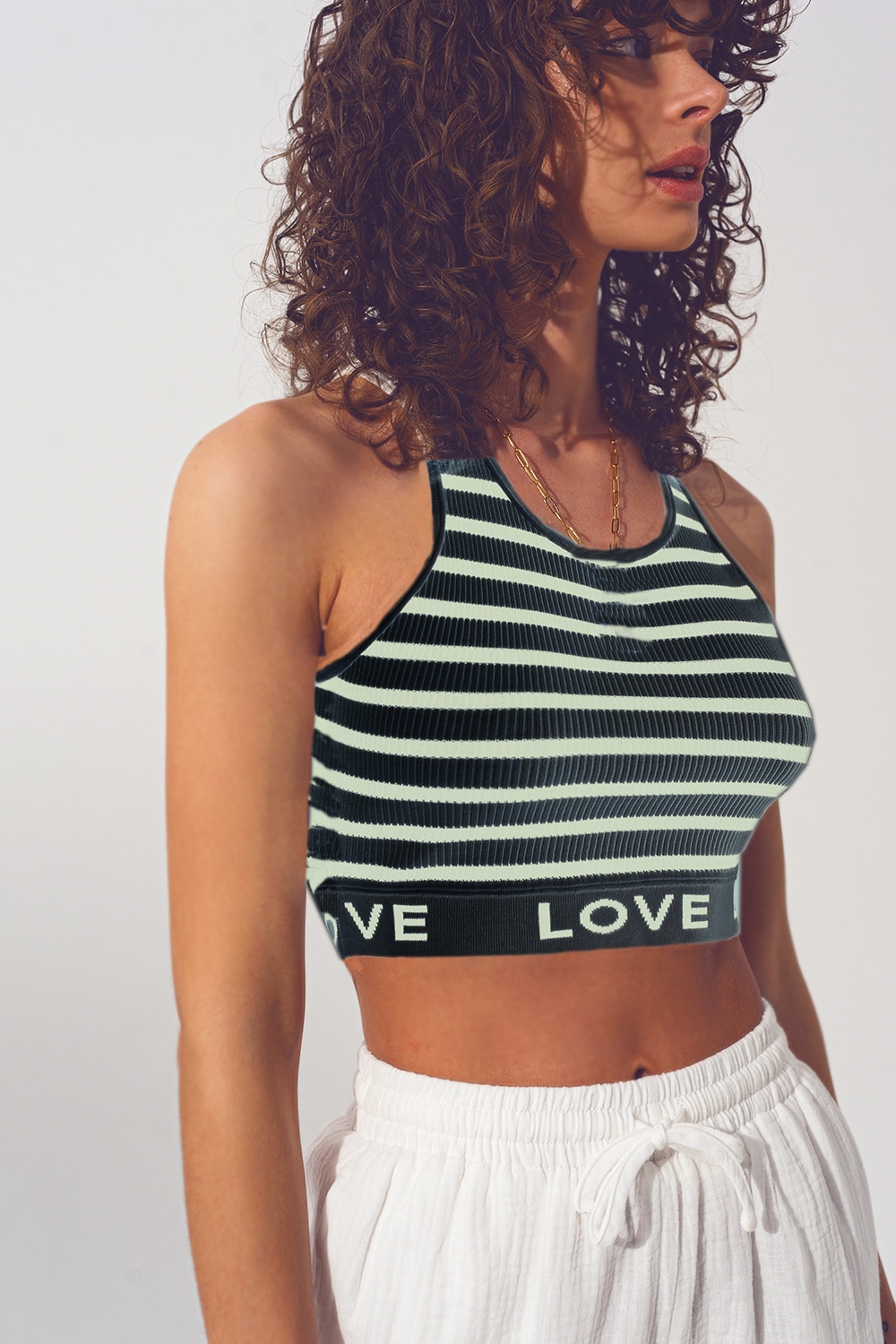 Top corto a rayas con texto Love en negro y beige Top corto a rayas con texto Love en negro y beige