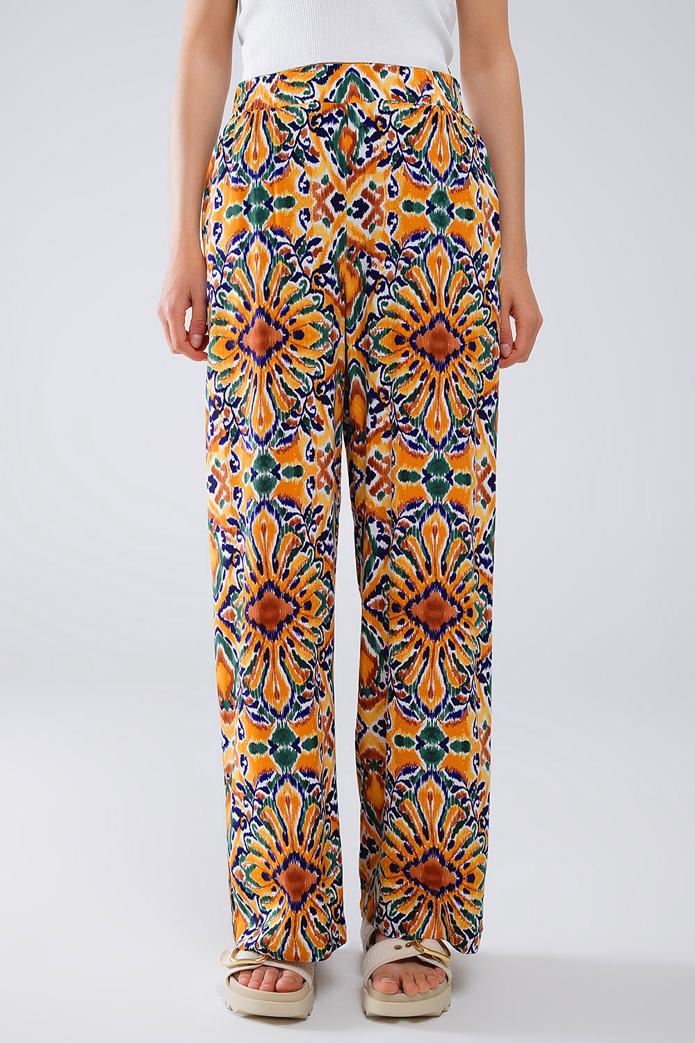 Pantalones multicolores con estampado de flores en naranja y azul Pantalones multicolores con estampado de flores en naranja y azul