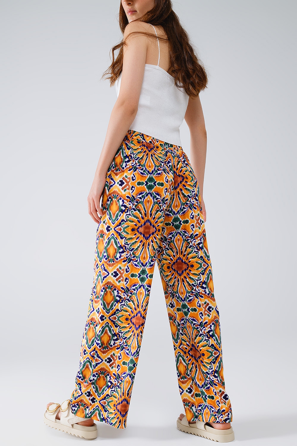 Pantalones multicolores con estampado de flores en naranja y azul Pantalones multicolores con estampado de flores en naranja y azul