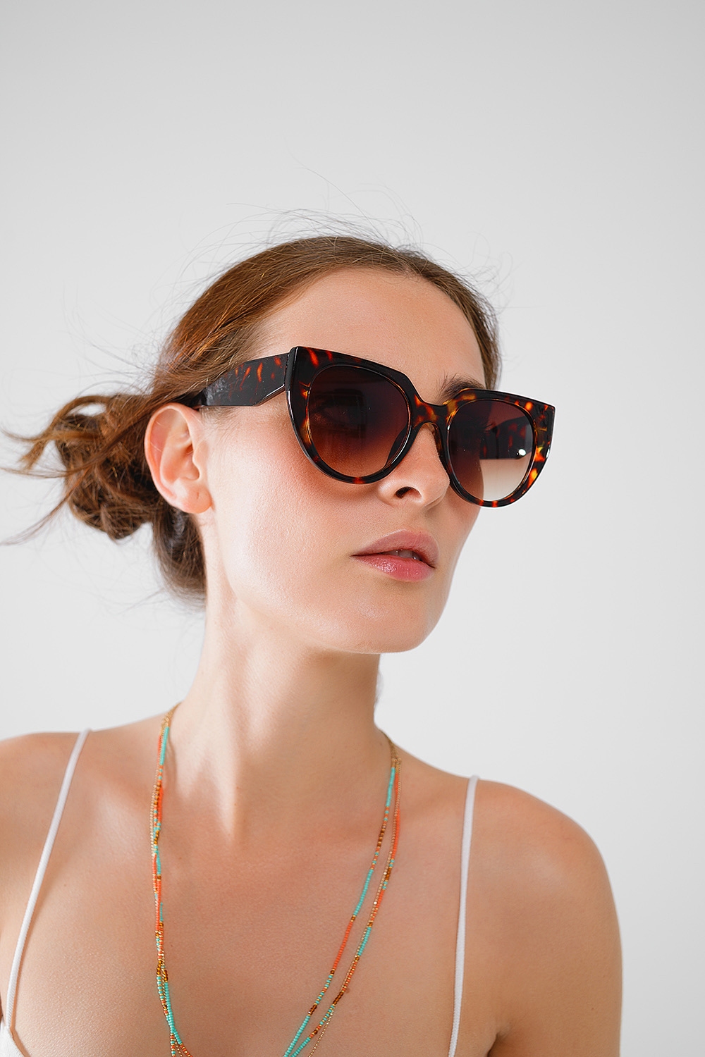 Gafas de sol de ojos de gato extragrandes con bordes anchos en carey Gafas de sol de ojos de gato extragrandes con bordes anchos en carey