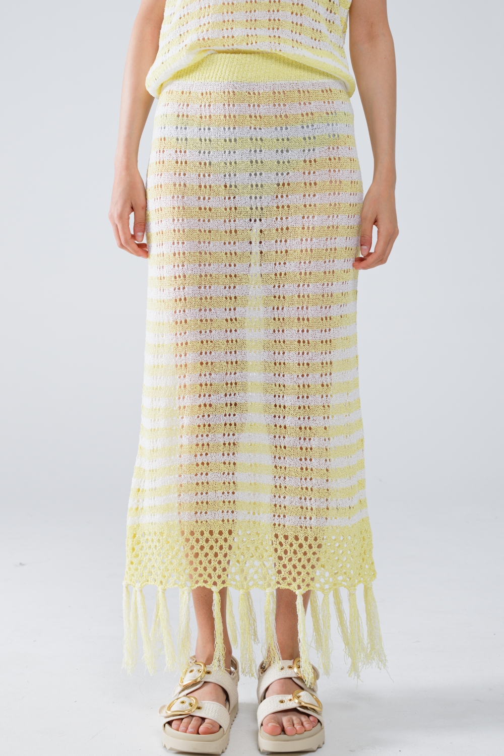 Falda blanca midi de crochet con rayas amarillas y dobladillo de flecos Falda blanca midi de crochet con rayas amarillas y dobladillo de flecos