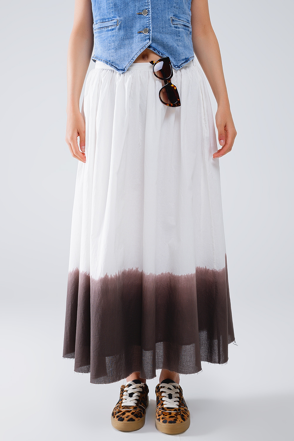 Falda blanca fluida de cintura caída con detalle ombre marrón Falda blanca fluida de cintura caída con detalle ombre marrón
