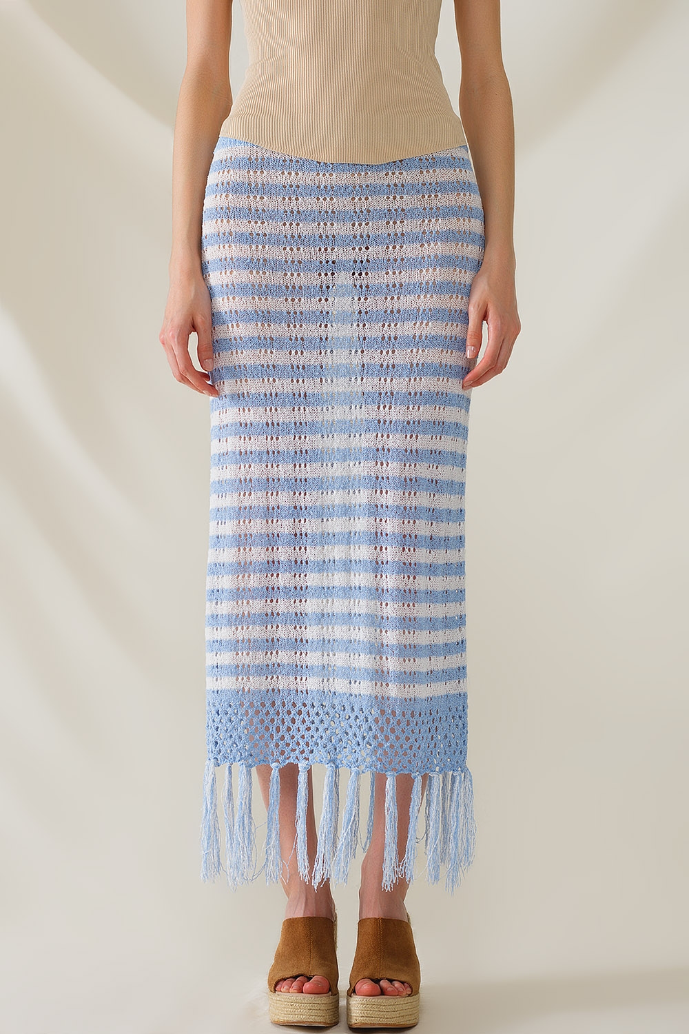 Falda blanca midi de crochet con rayas azules y dobladillo de flecos Falda blanca midi de crochet con rayas azules y dobladillo de flecos