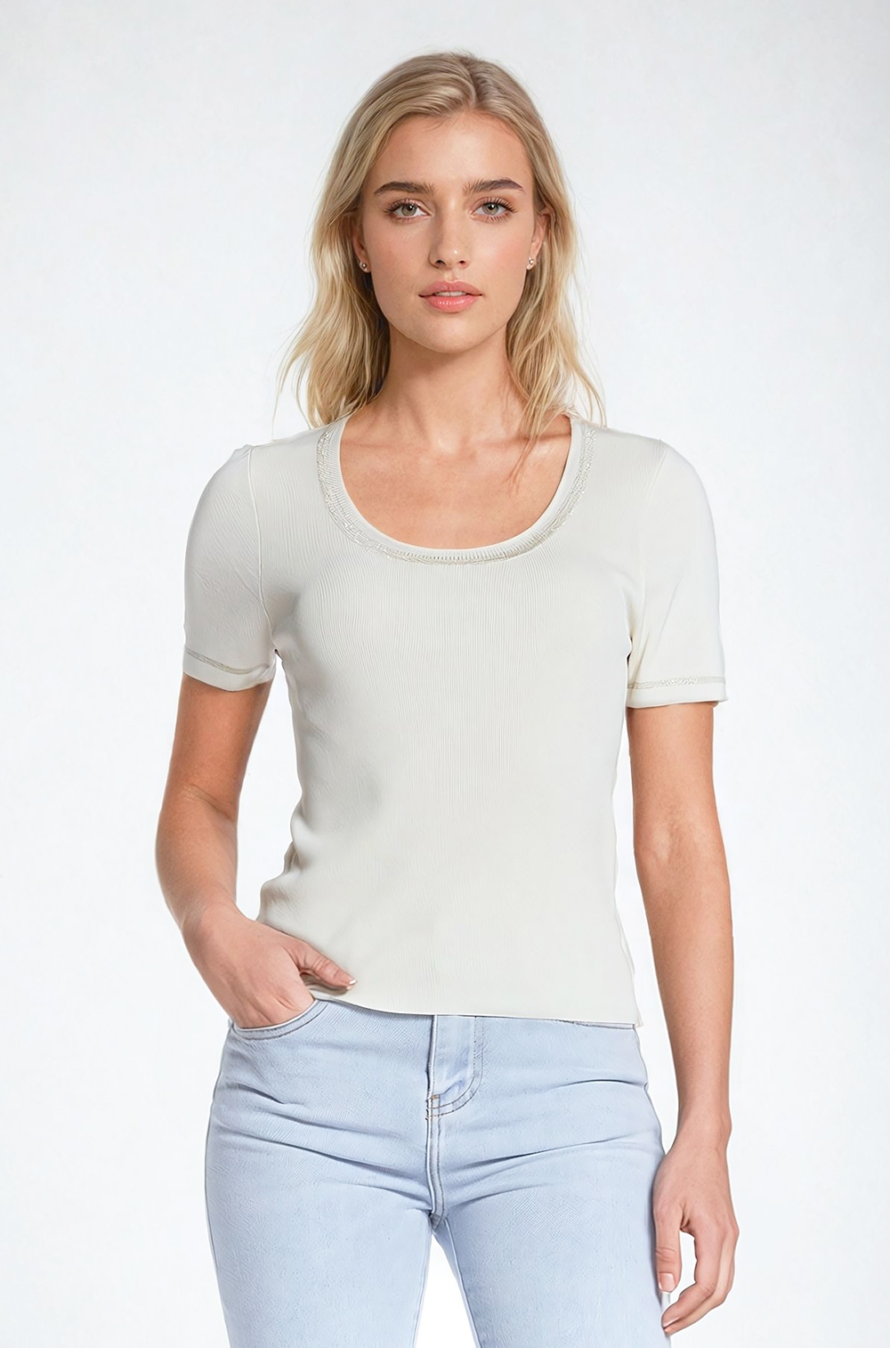 Jersey De Manga Corta En Beige Con Costura Plateada En El Cuello Redondo Jersey De Manga Corta En Beige Con Costura Plateada En El Cuello Redondo