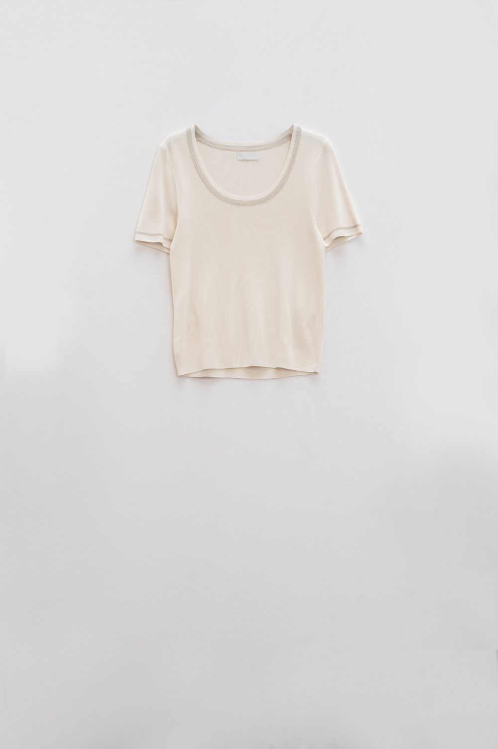 Jersey De Manga Corta En Beige Con Costura Plateada En El Cuello Redondo Jersey De Manga Corta En Beige Con Costura Plateada En El Cuello Redondo