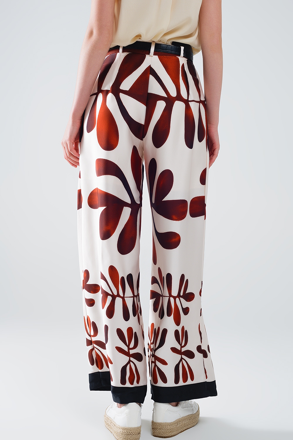 Pantalones de pata ancha con estampado abstracto en blanco y marr&oacute;n