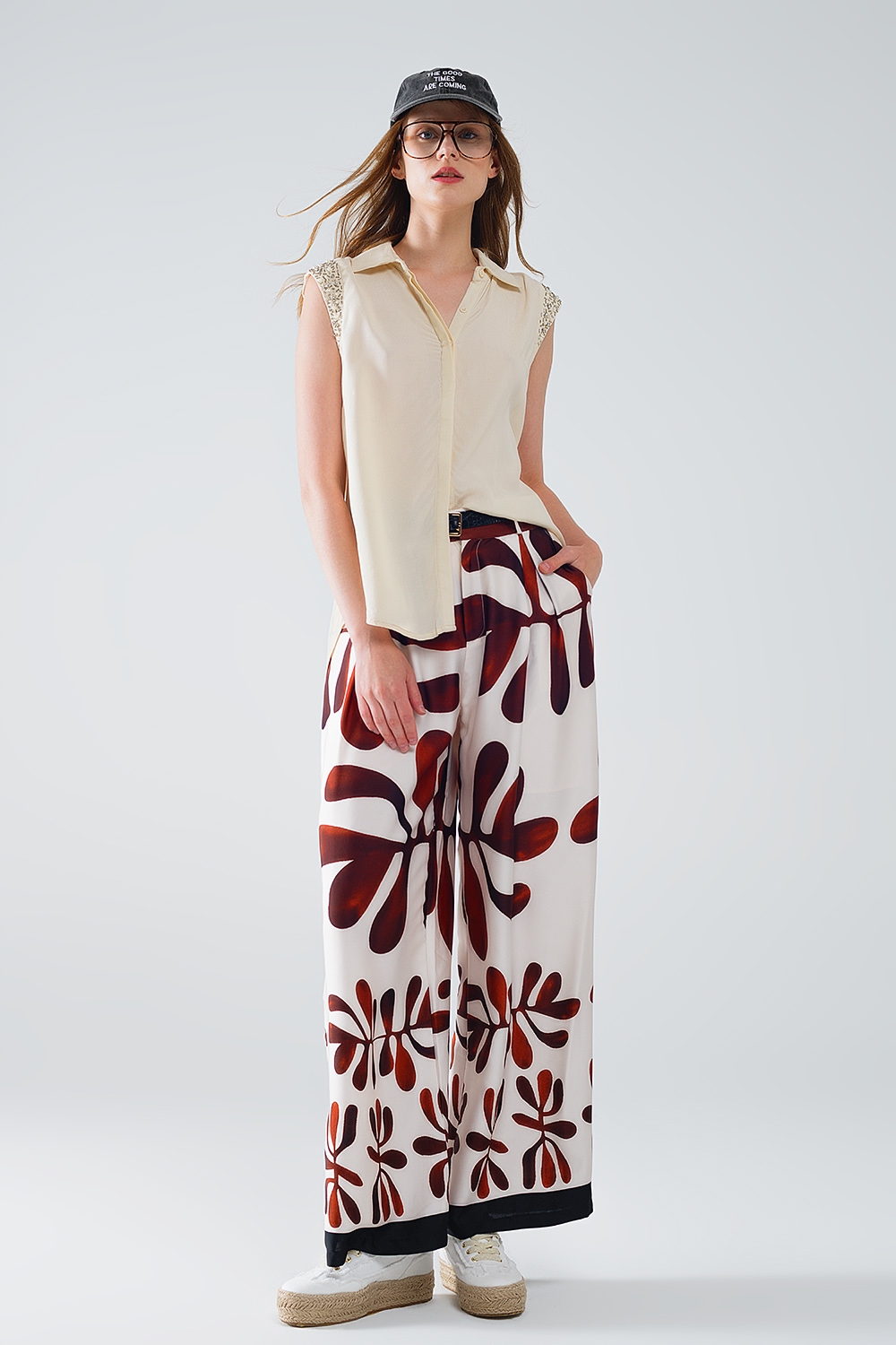 Pantalones de pata ancha con estampado abstracto en blanco y marr&oacute;n