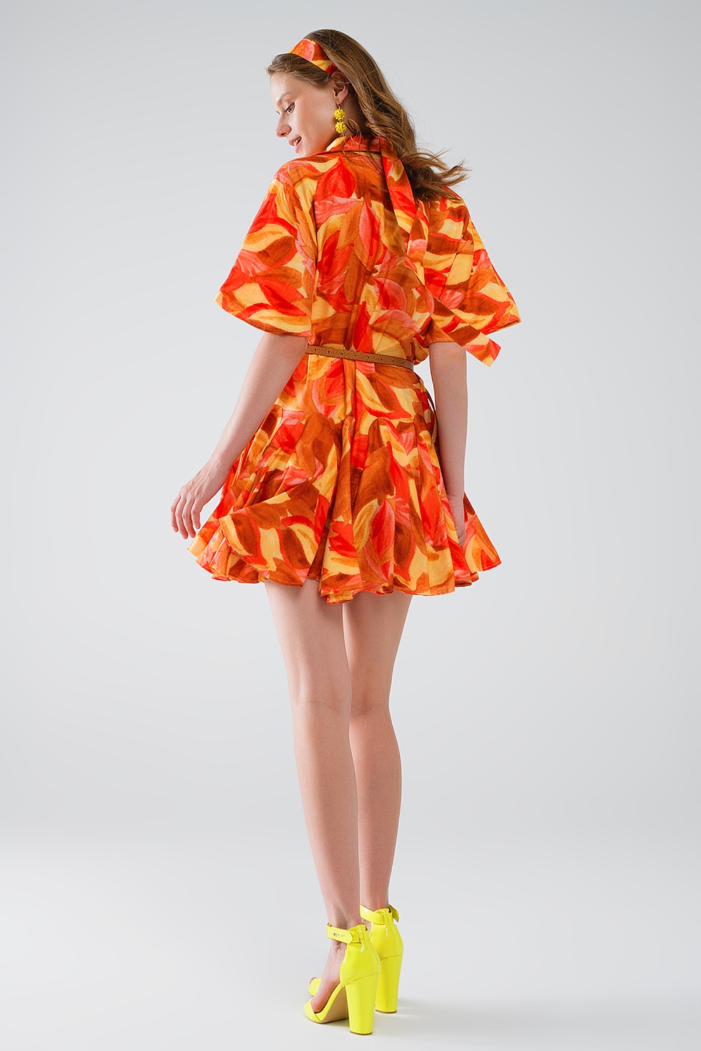 Vestido corto con estampado abstracto en marr&oacute;n rojo y marr&oacute;n