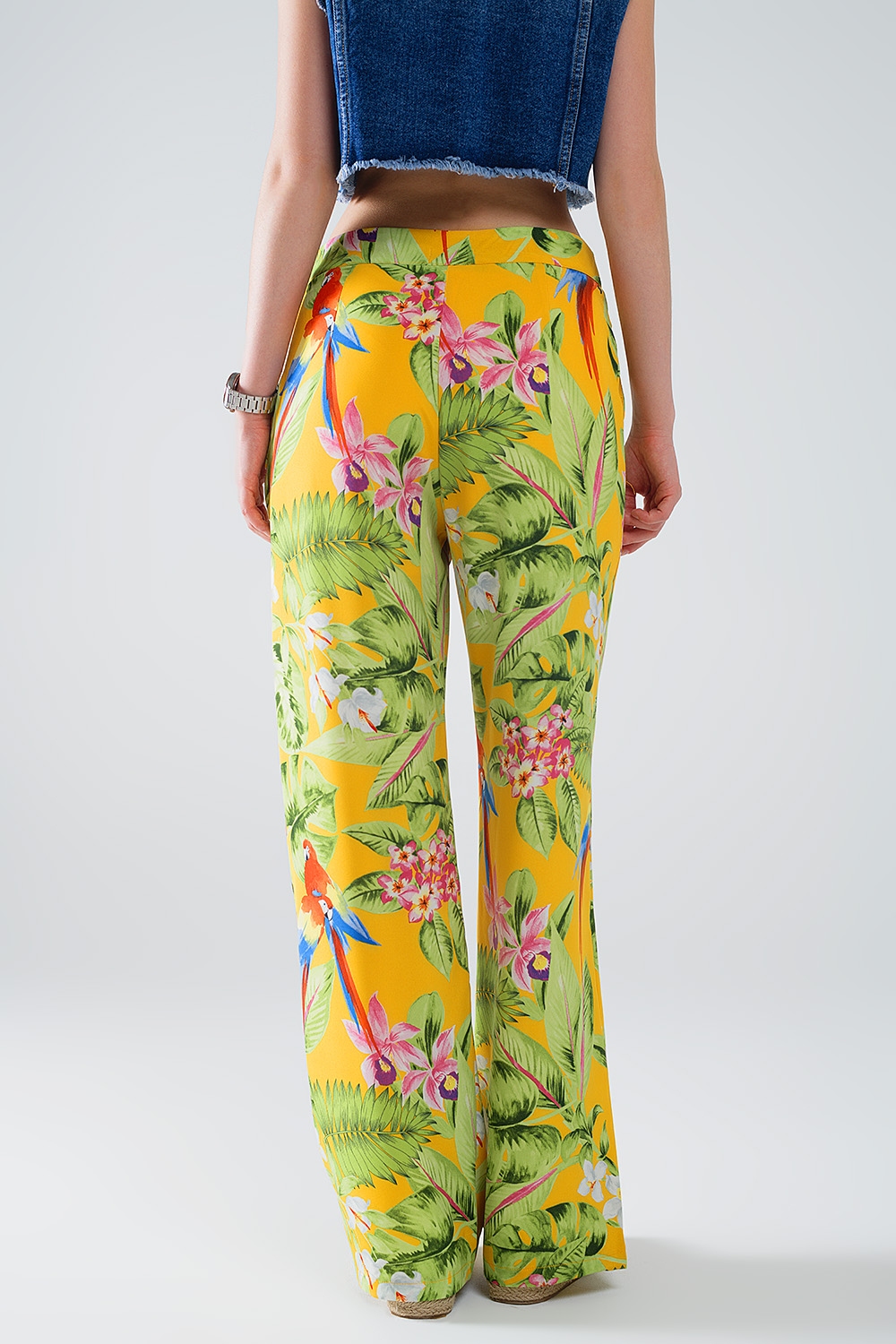 Pantal&oacute;n amarillo con estampado tropical y cremallera lateral