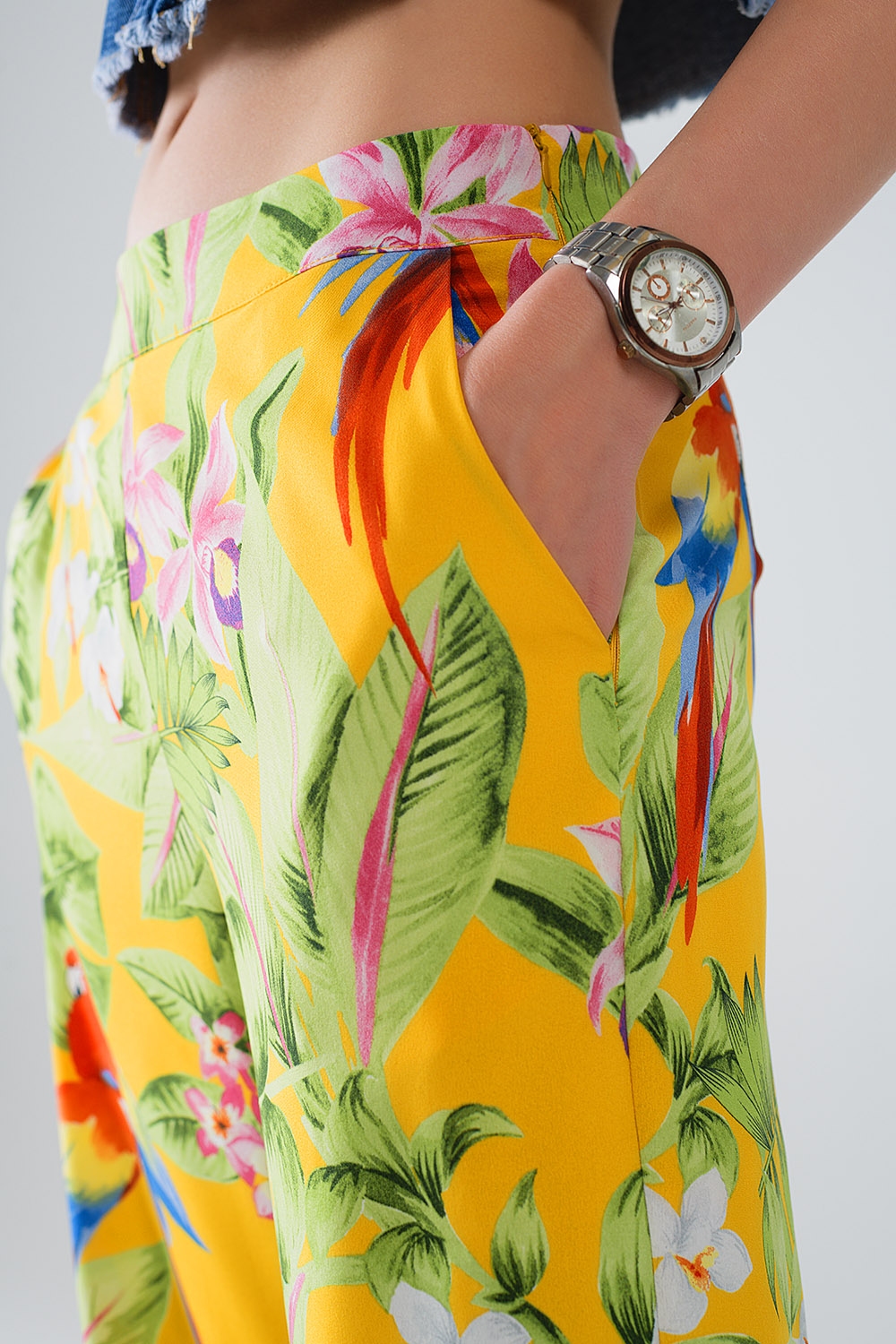 Pantal&oacute;n amarillo con estampado tropical y cremallera lateral