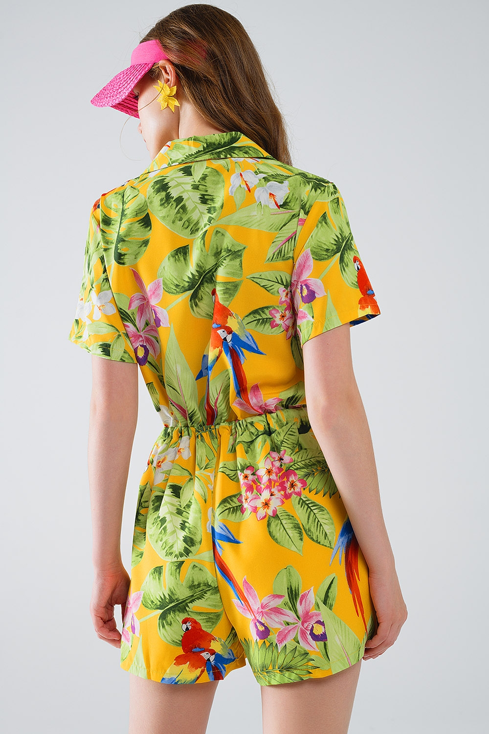 Mono corto amarillo con estampado tropical y cierre de cord&oacute;n