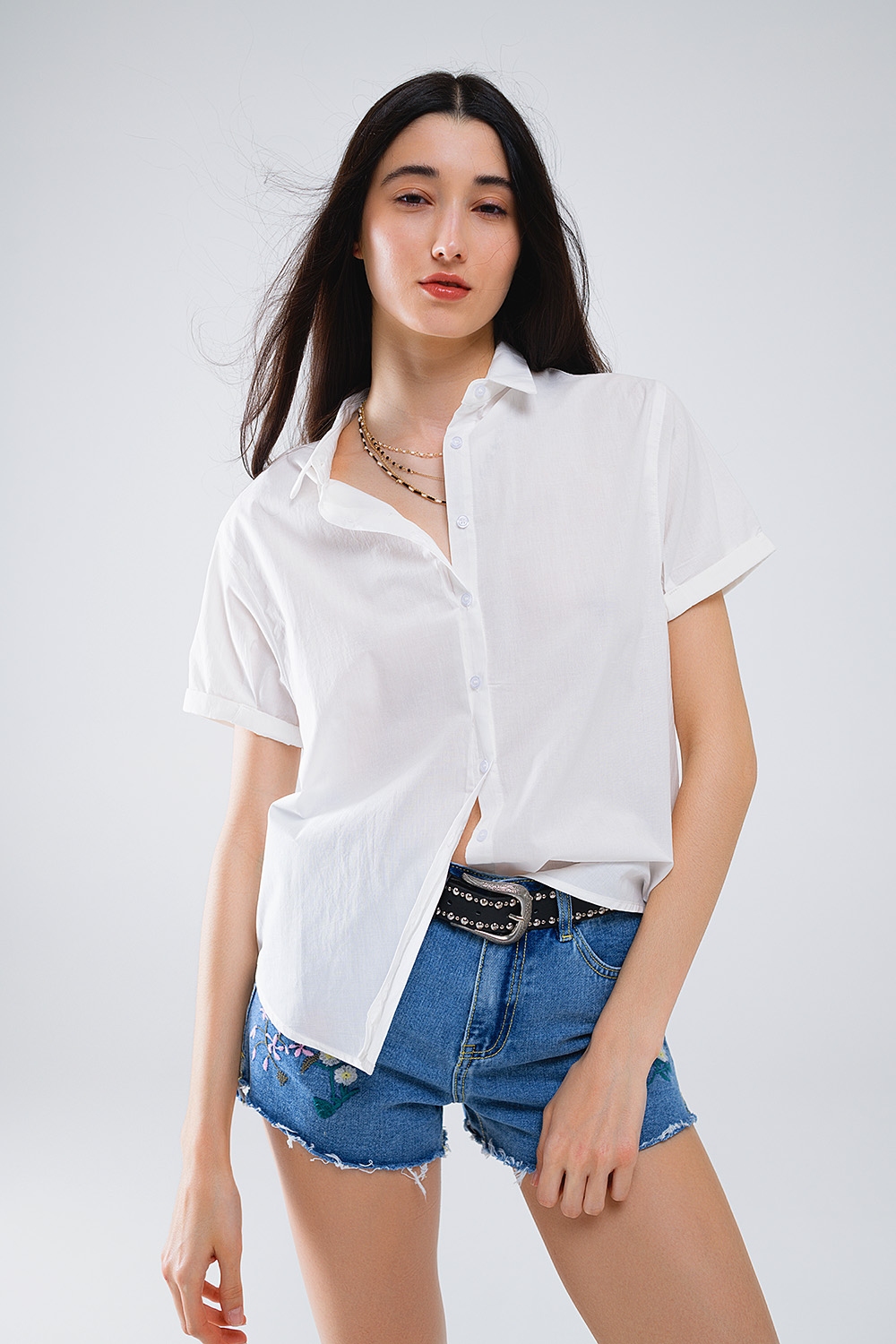 Camisa abotonada de manga corta en blanco
