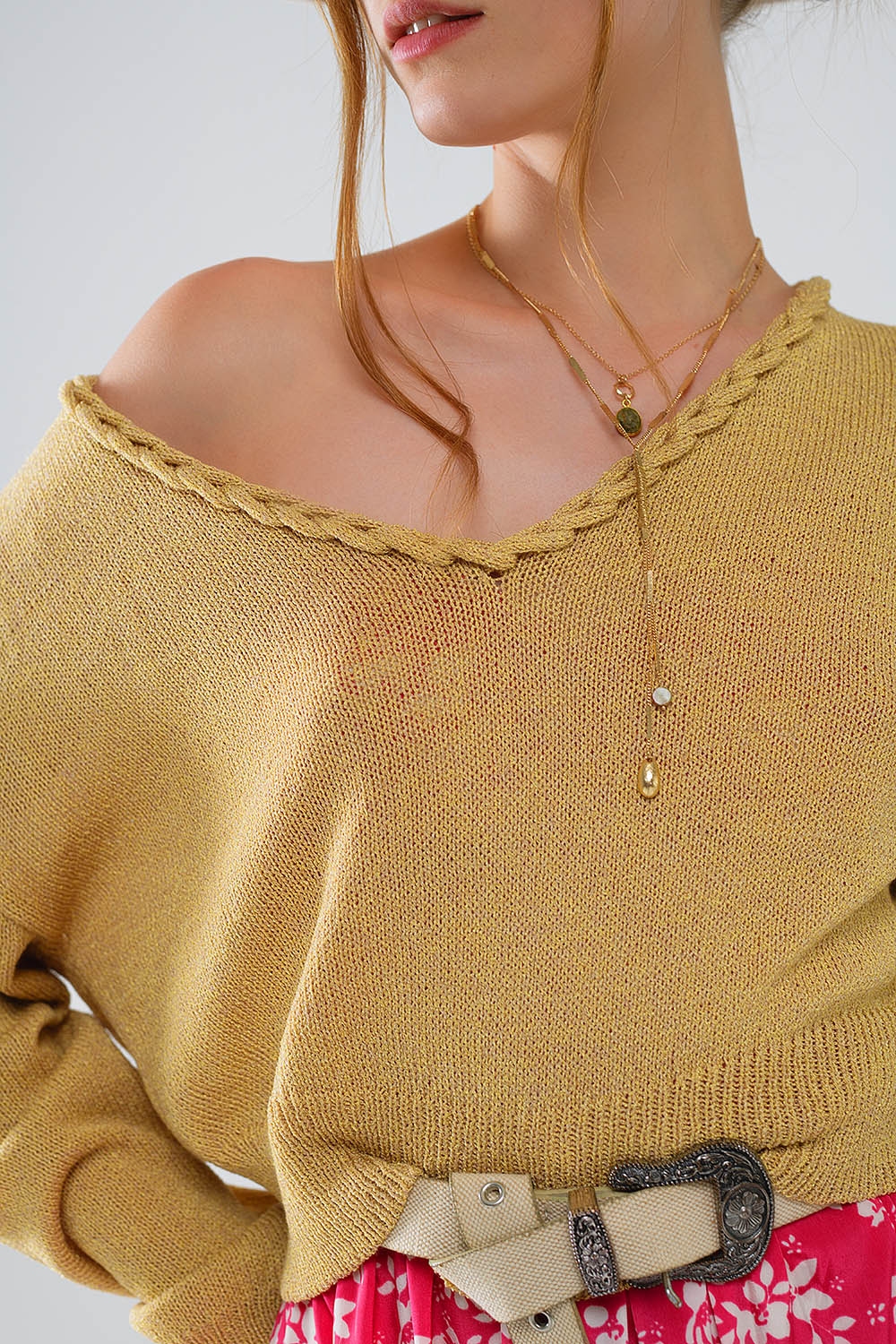 Jersey Ligero Con Cuello En V Ancho Y Detalle Trenzado En Dorado Jersey Ligero Con Cuello En V Ancho Y Detalle Trenzado En Dorado