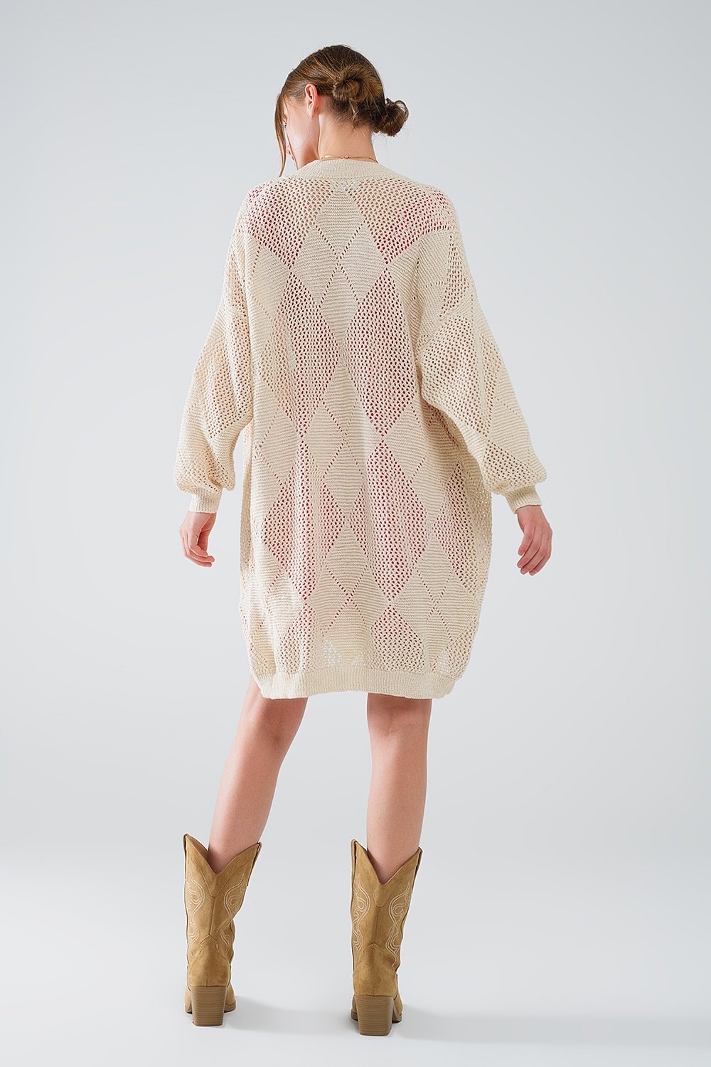 Rebeca beige drapeada con diseño de ganchillo Rebeca beige drapeada con diseño de ganchillo
