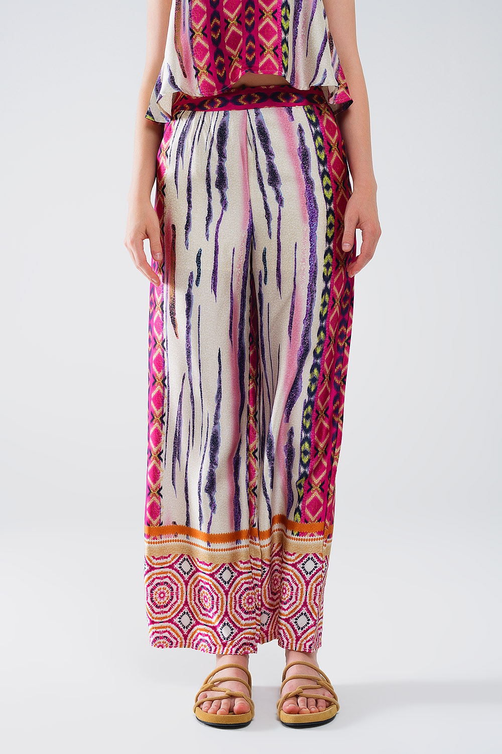 Pantalones de saten de pata ancha con estampado abstracto multicolor