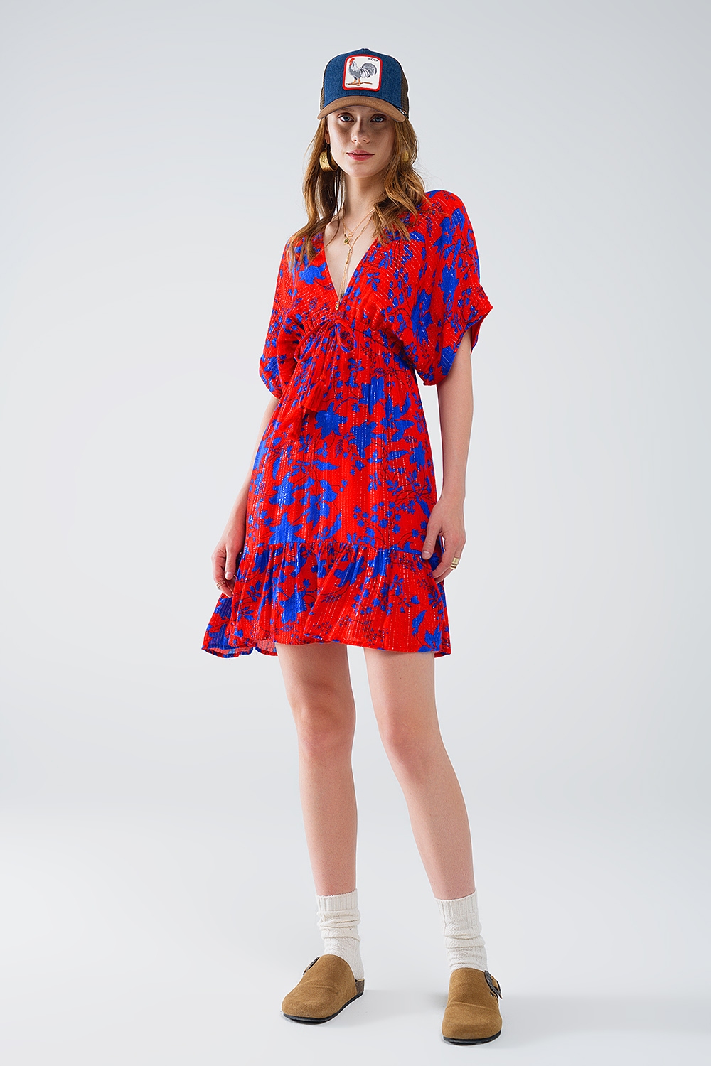 Vestido corto fluido rojo con estampado floral azul Vestido corto fluido rojo con estampado floral azul