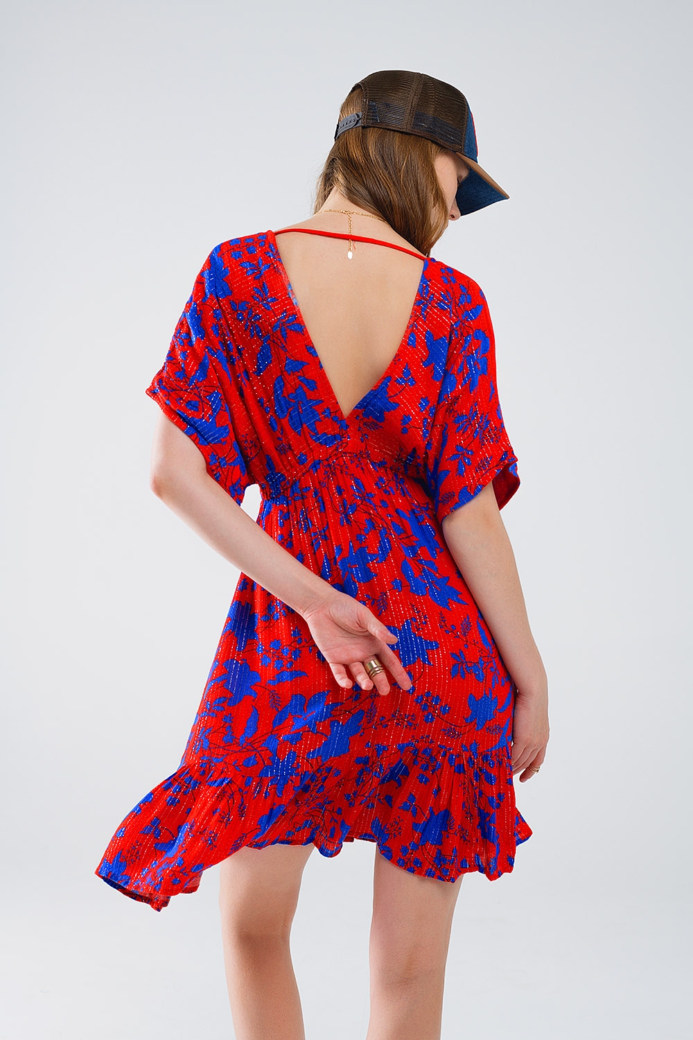 Vestido corto fluido rojo con estampado floral azul Vestido corto fluido rojo con estampado floral azul