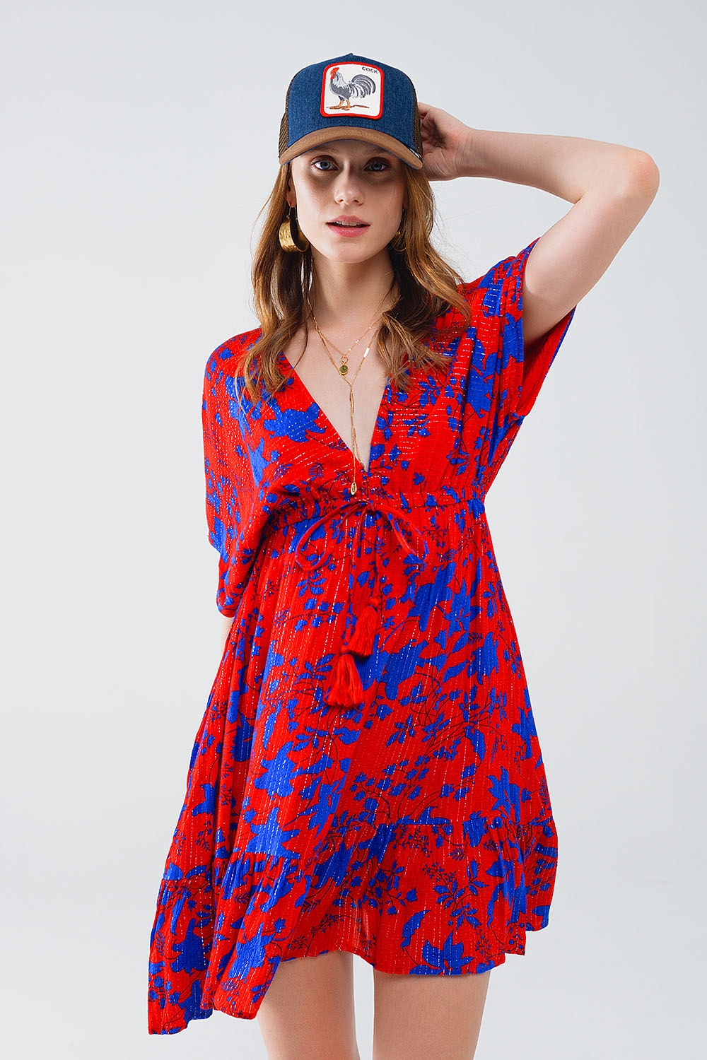 Vestido corto fluido rojo con estampado floral azul Vestido corto fluido rojo con estampado floral azul