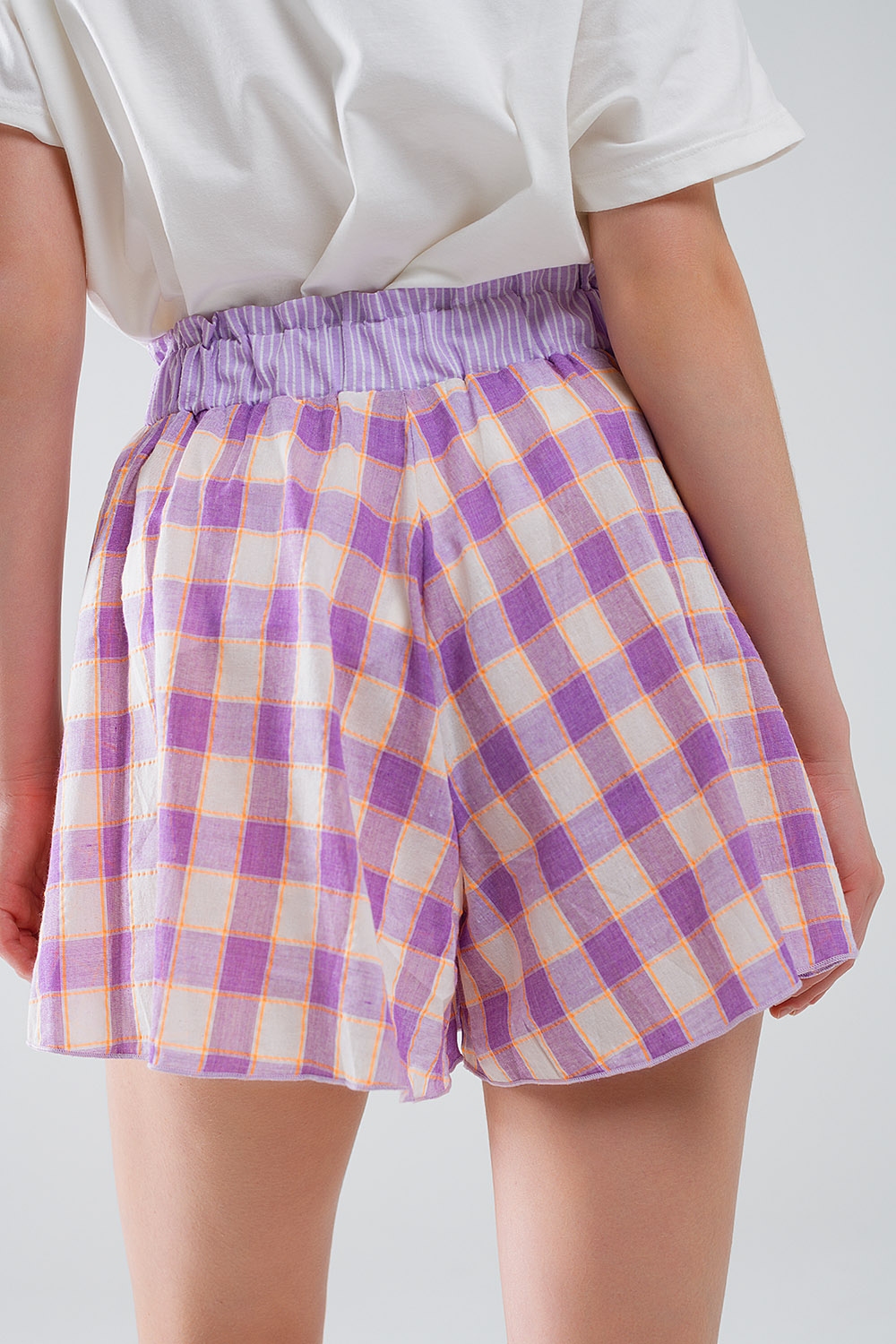 Pantalón corto con estampado de cuadros morados y detalle de cintura ajustada Pantalón corto con estampado de cuadros morados y detalle de cintura ajustada