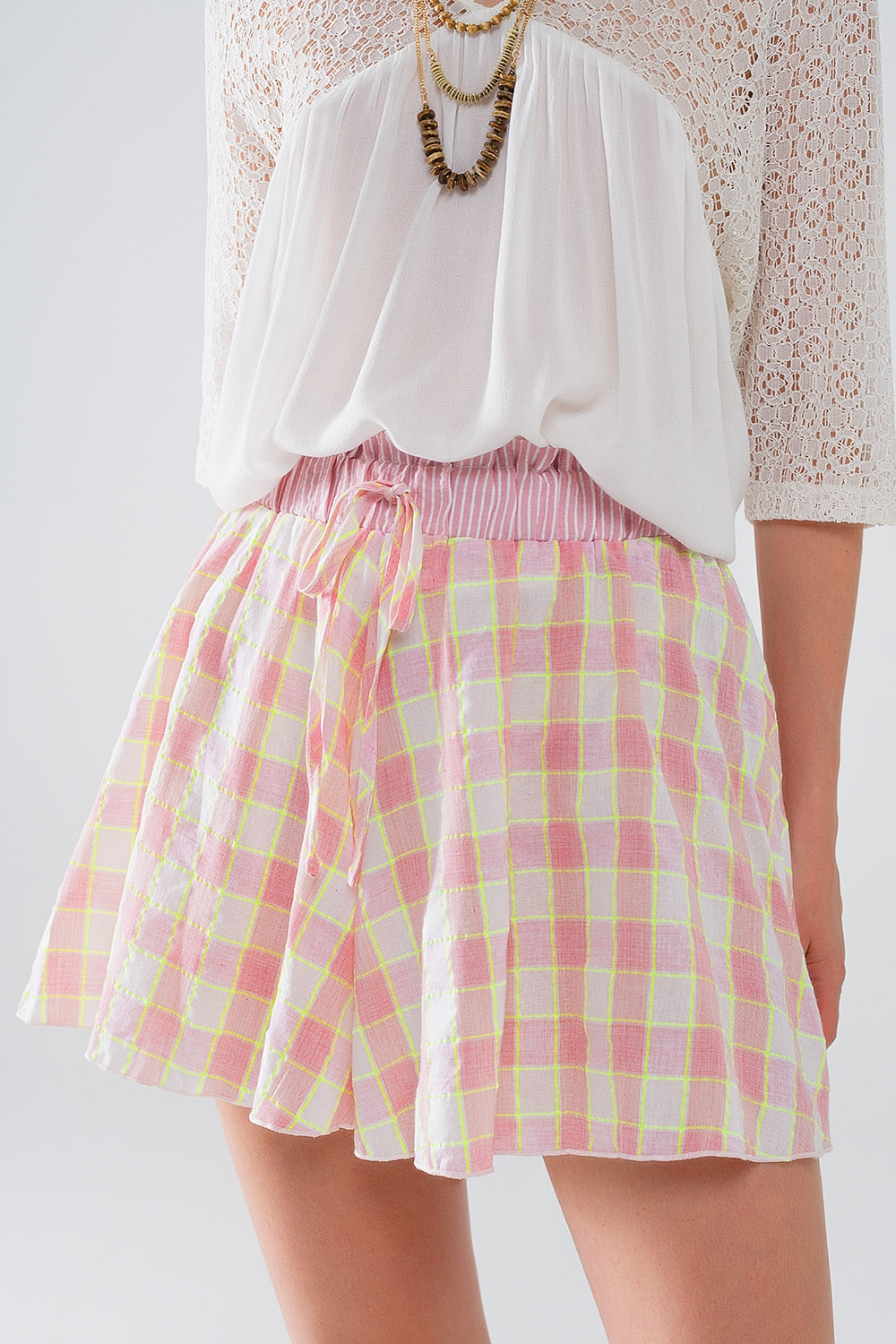 Pantalón corto con estampado de cuadros rosas y detalle de cintura ajustada Pantalón corto con estampado de cuadros rosas y detalle de cintura ajustada