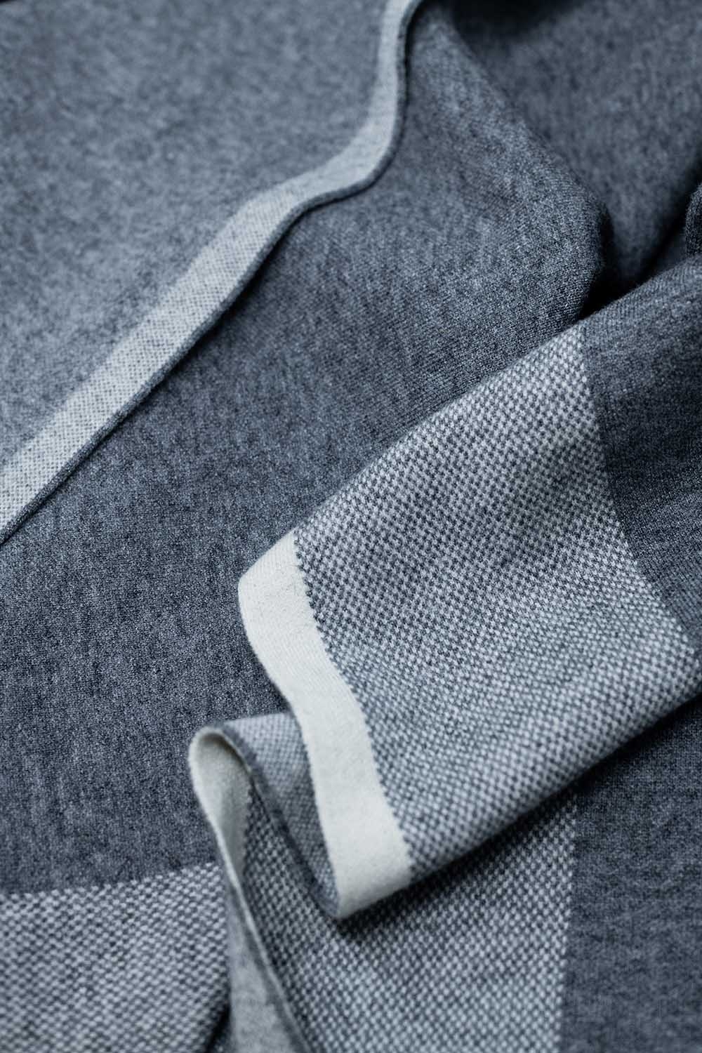 Poncho de punto gris con ribete crudo Poncho de punto gris con ribete crudo