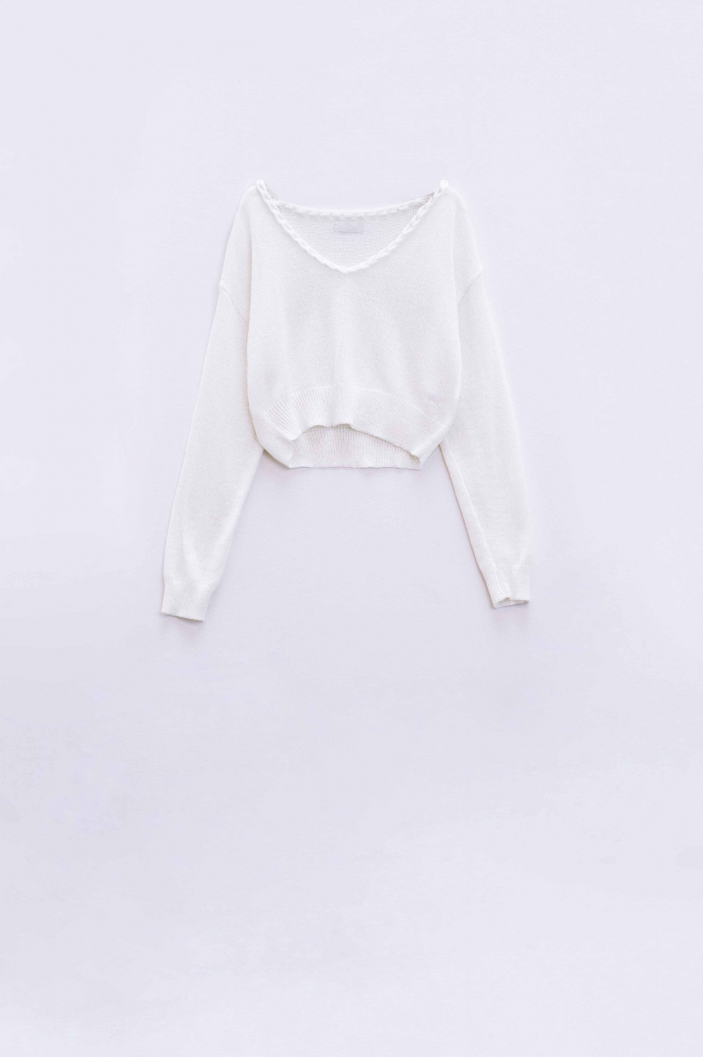 Jersey crema cuello pico ancho con detalle trenzado