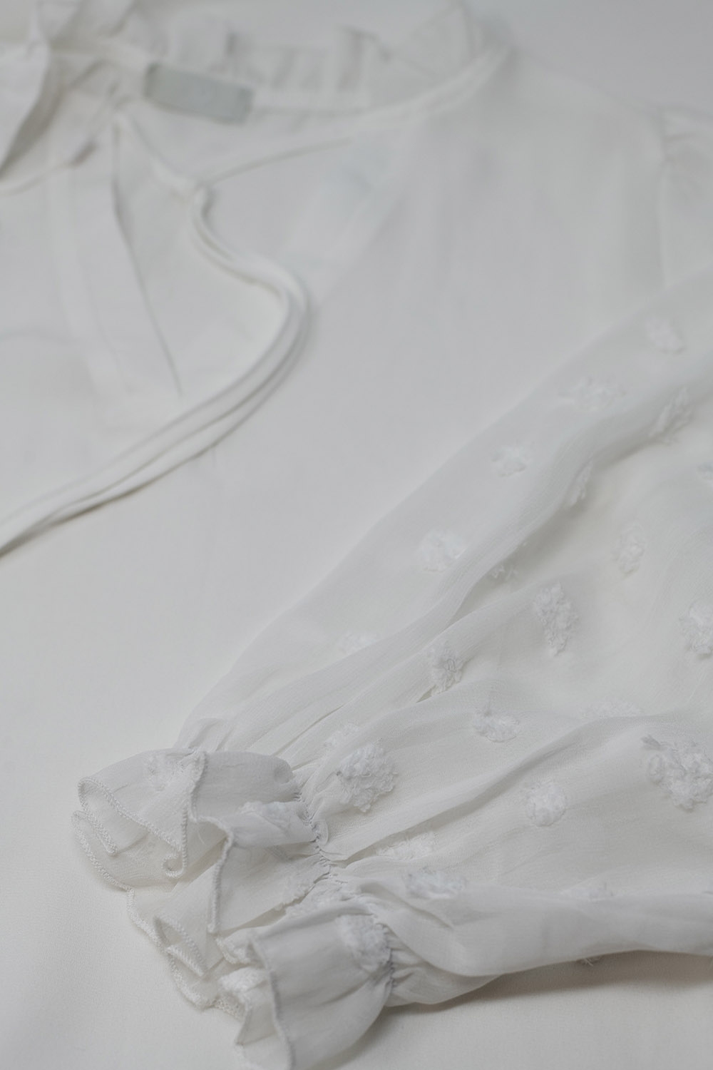 Blusa de gasa Blanca de Lunares en Manga Larga con Cuello en V