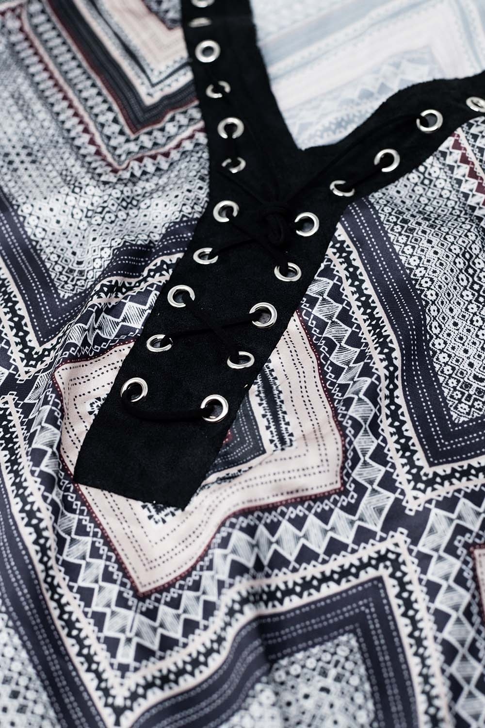Camisa gris con estampado geom&eacute;trico y detalle cruzado en el cuello