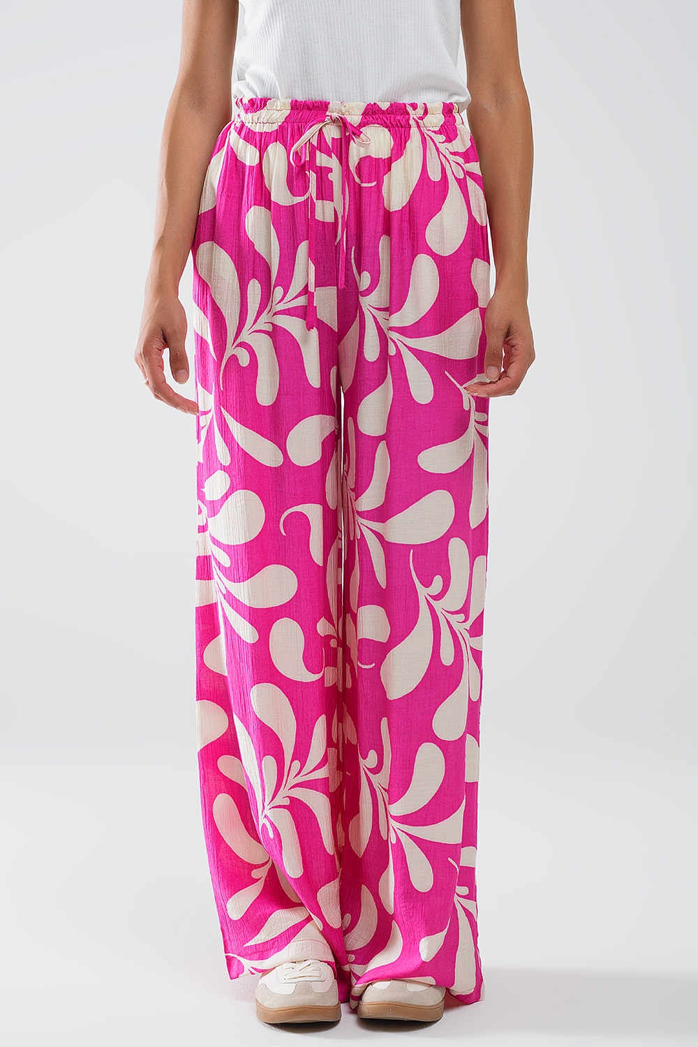 Pantal&oacute;n recto con cintura el&aacute;stica y estampado floral fucsia