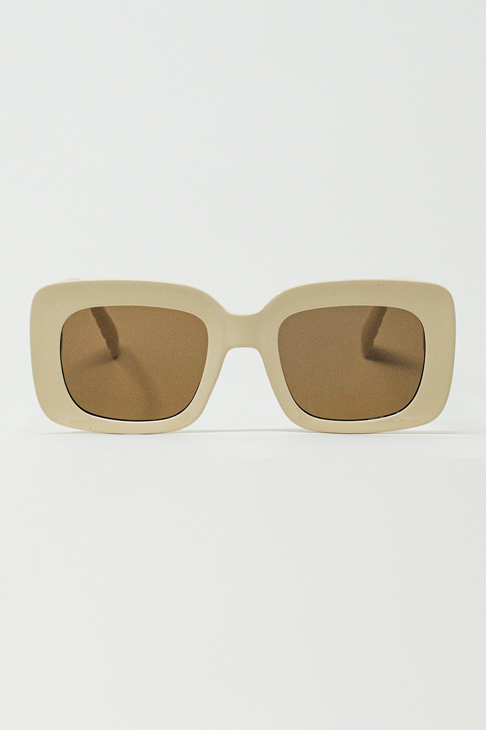 Gafas de sol ovaladas con lente ahumada en beige Gafas de sol ovaladas con lente ahumada en beige