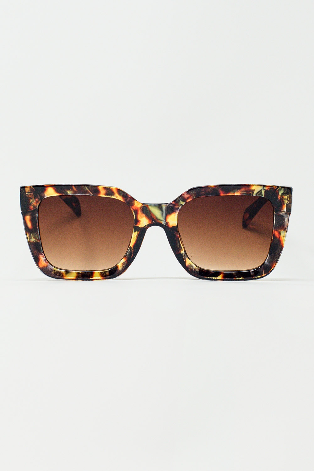 Gafas cuadradas alargadas con lentes oscuros en tonos de concha de tortuga