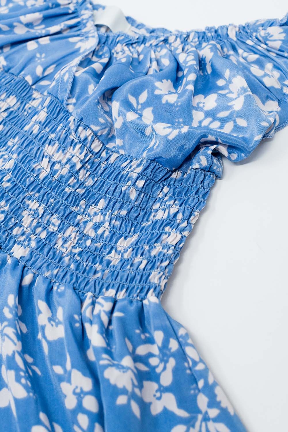 Vestido corto azul con estampado floral blanco y cintura elástica Vestido corto azul con estampado floral blanco y cintura elástica