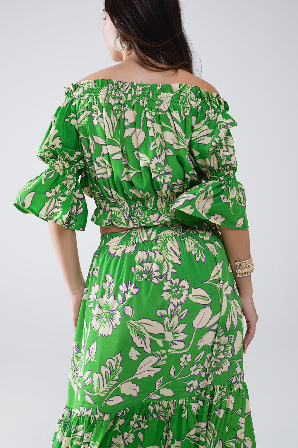 Top verde con hombros descubiertos y cintura el&aacute;stica en estampado floral