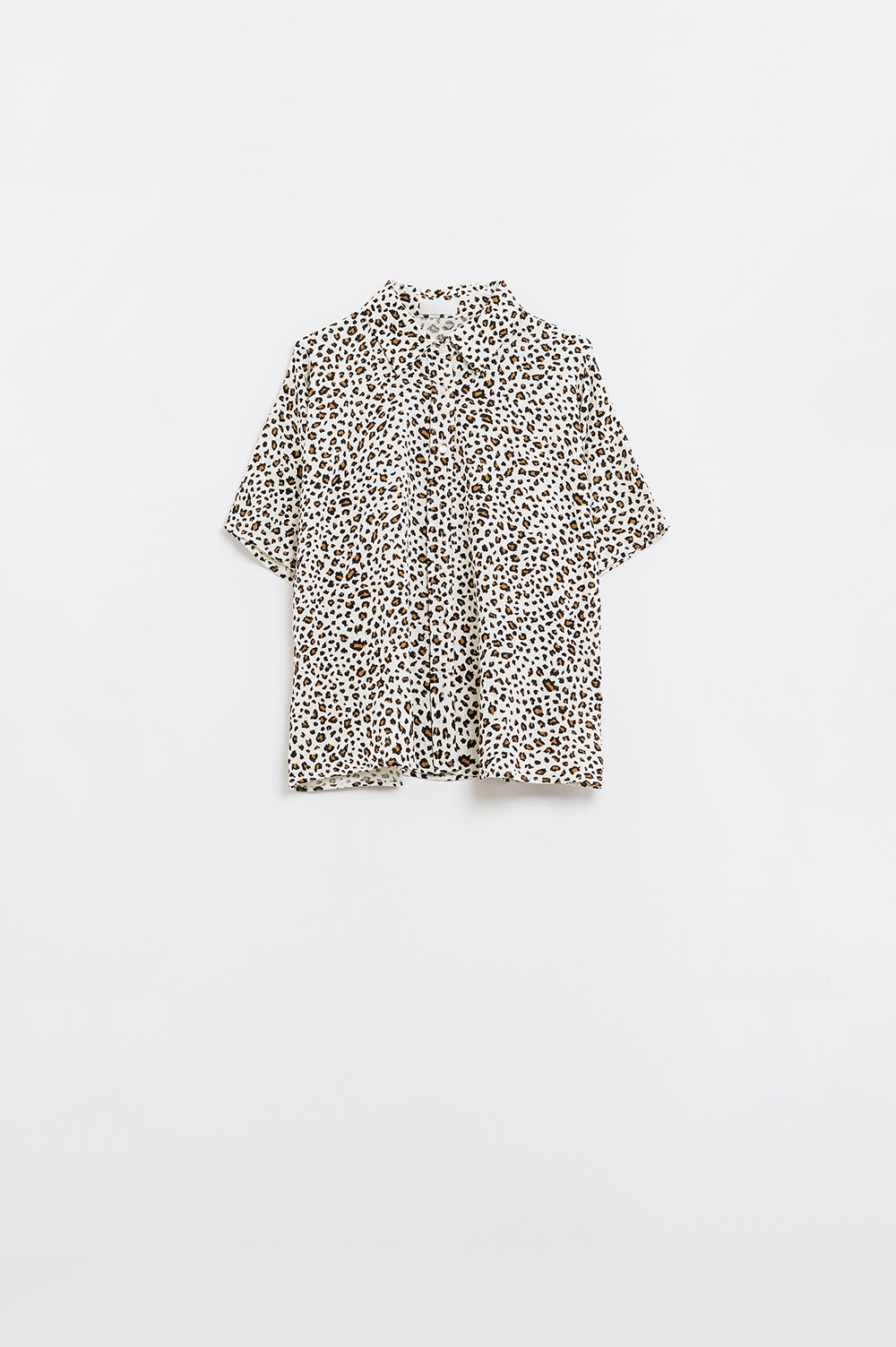 Camisa relajada oversize de manga corta con estampado de leopardo