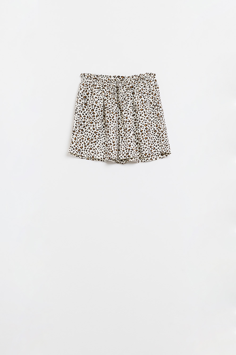 Pantalones cortos con estampado de leopardo y cintura elástica con cordón Pantalones cortos con estampado de leopardo y cintura elástica con cordón