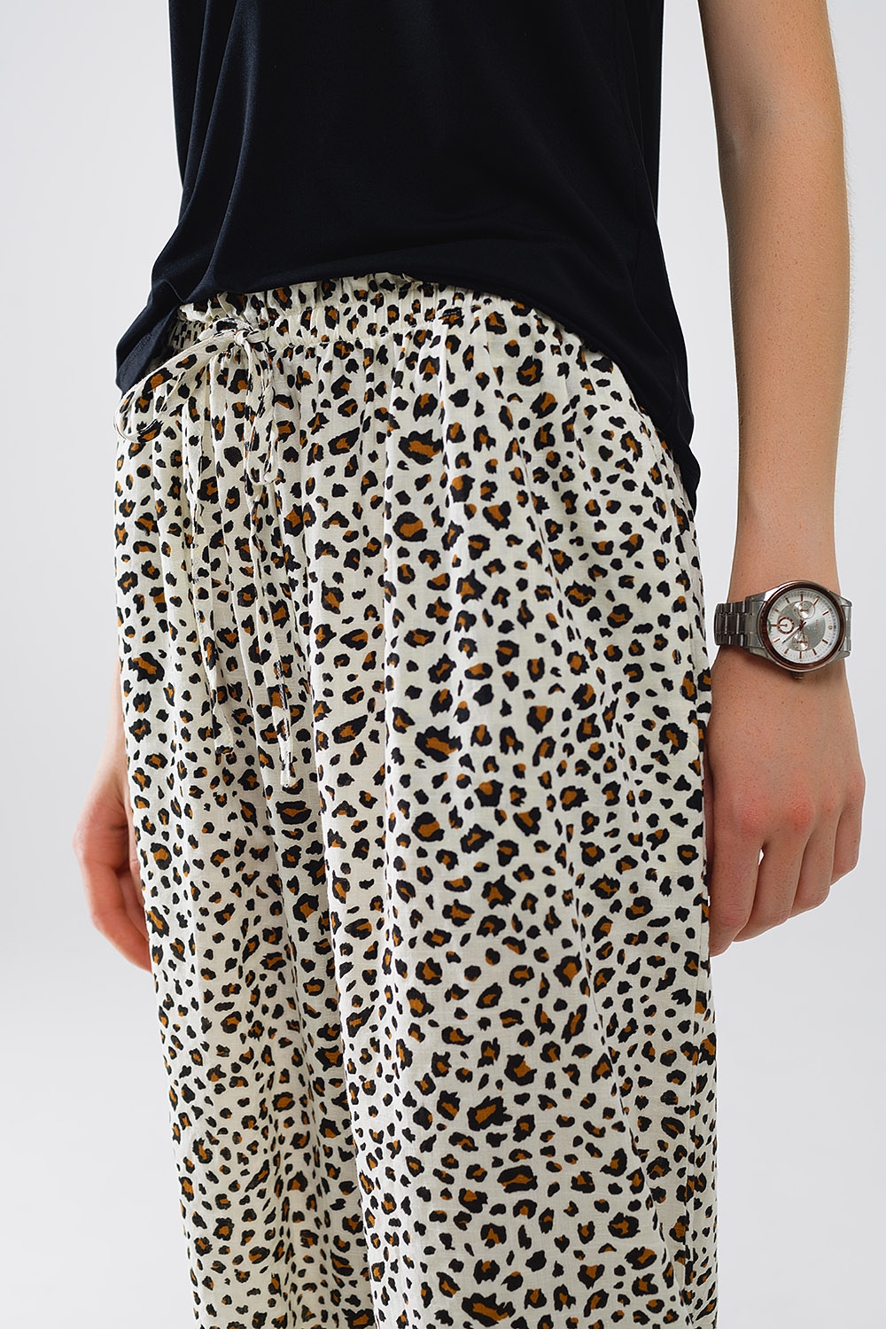 Pantalón recto con cintura elástica y estampado de leopardo Pantalón recto con cintura elástica y estampado de leopardo