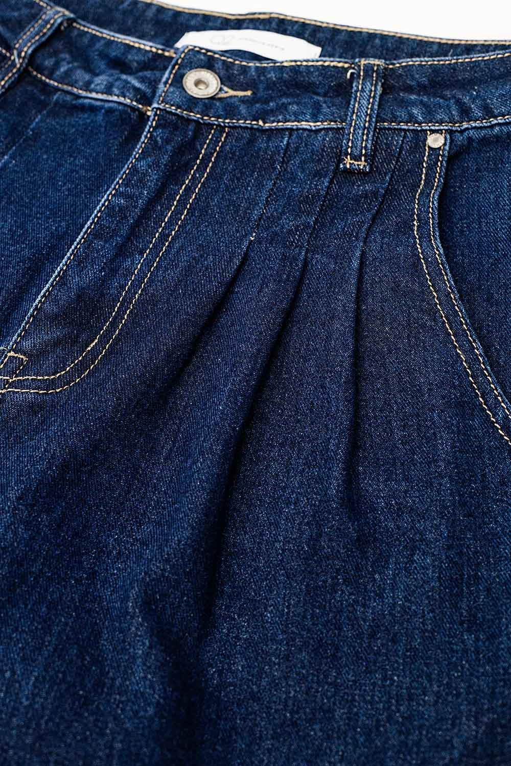 Vaqueros Mom azul raw con detalle de pinzas Vaqueros Mom azul raw con detalle de pinzas