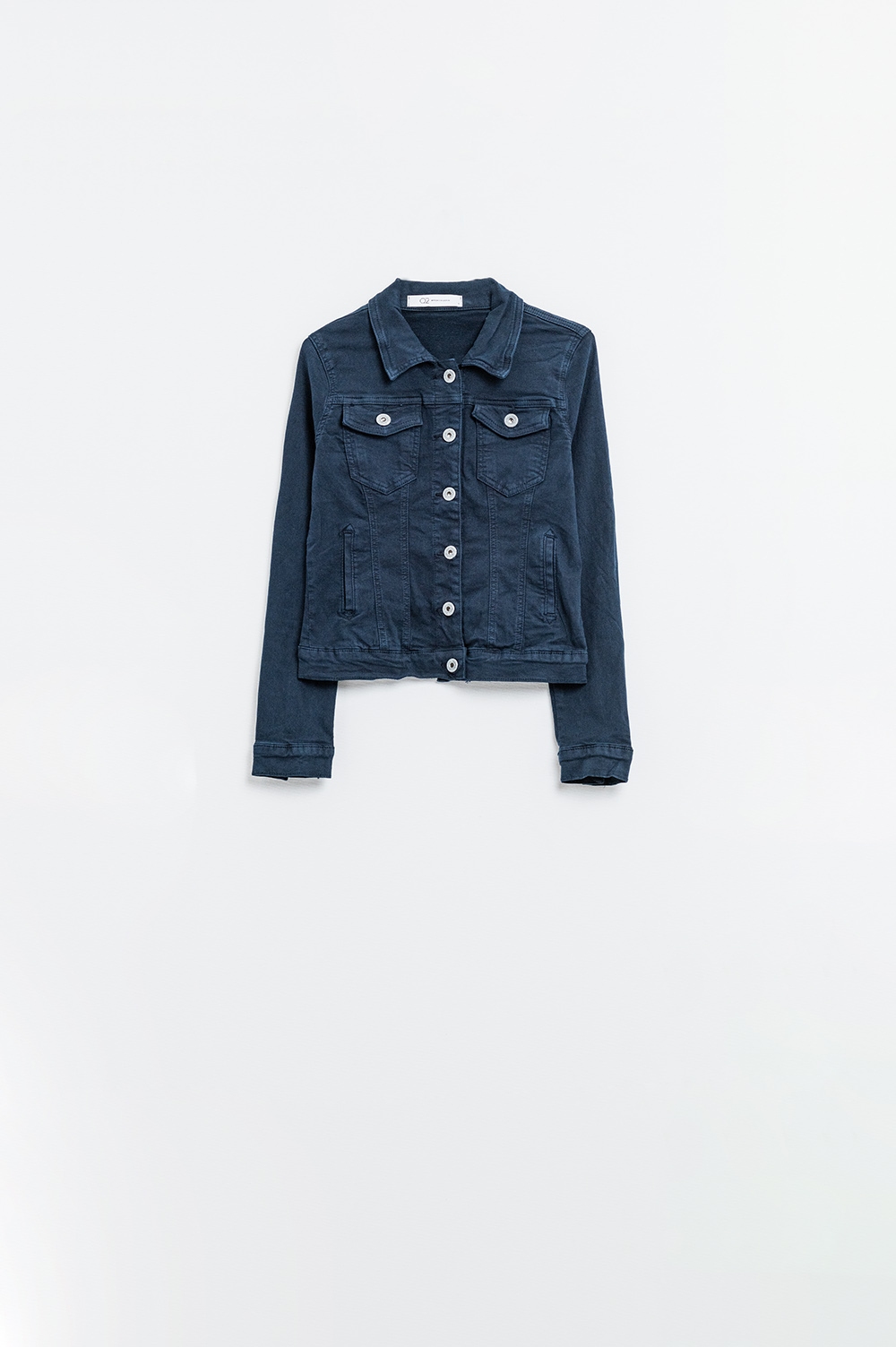 Chaqueta vaquera b&aacute;sica con bolsillos en azul marino