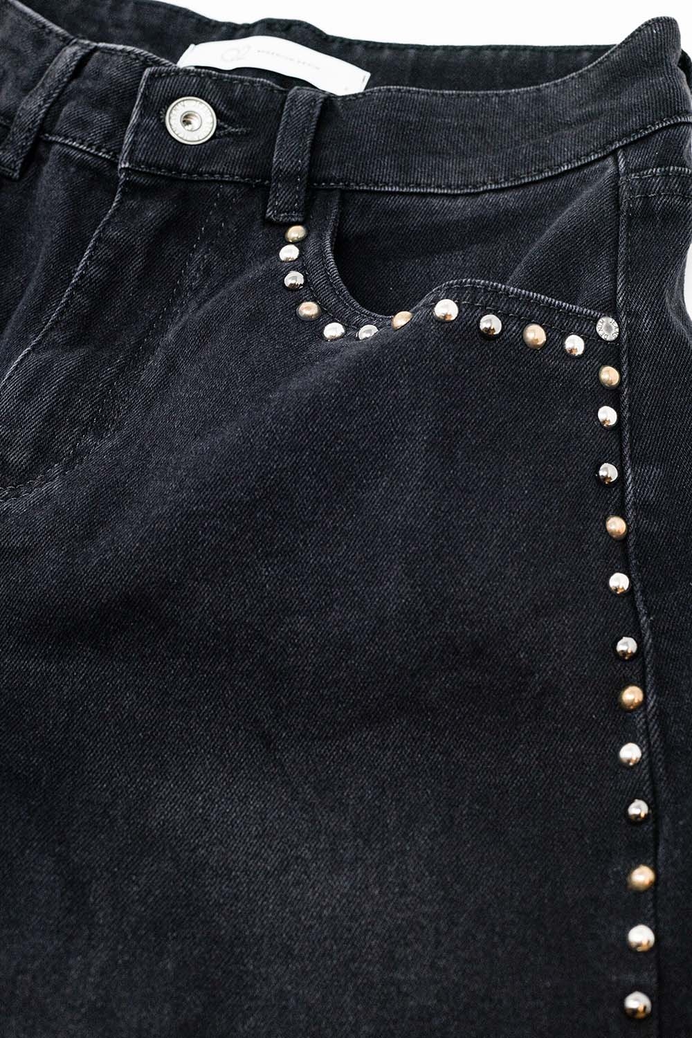 Vaqueros rectos con detalles de tachuelas en los bajos en negro Vaqueros rectos con detalles de tachuelas en los bajos en negro