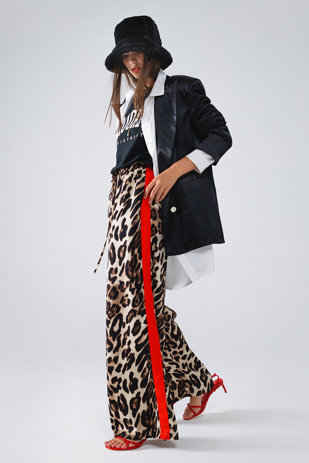 Pantalón recto de leopardo con rayas rojas laterales Pantalón recto de leopardo con rayas rojas laterales