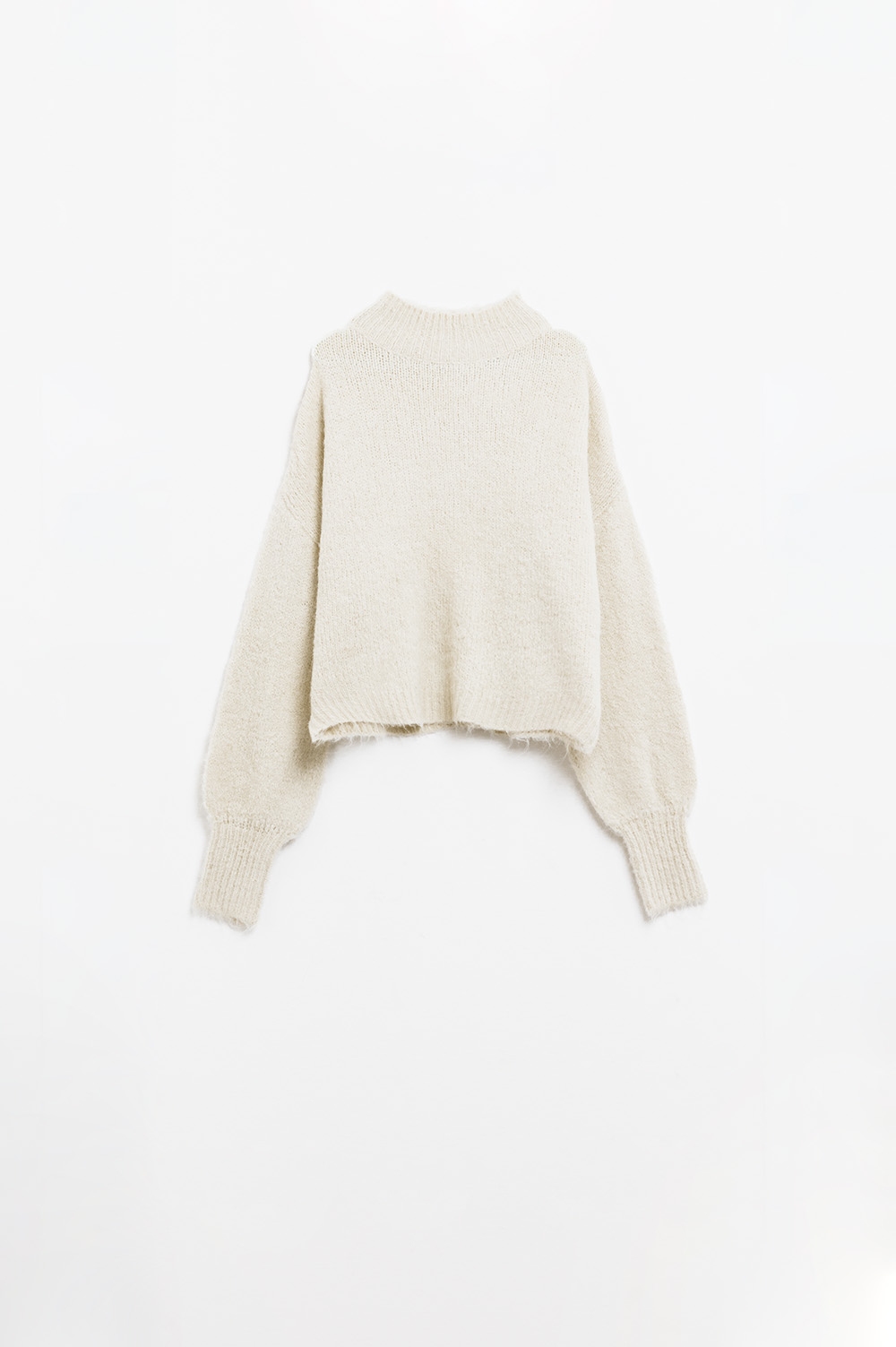 Jersey esponjoso beige con cuello alto y mangas globo Jersey esponjoso beige con cuello alto y mangas globo