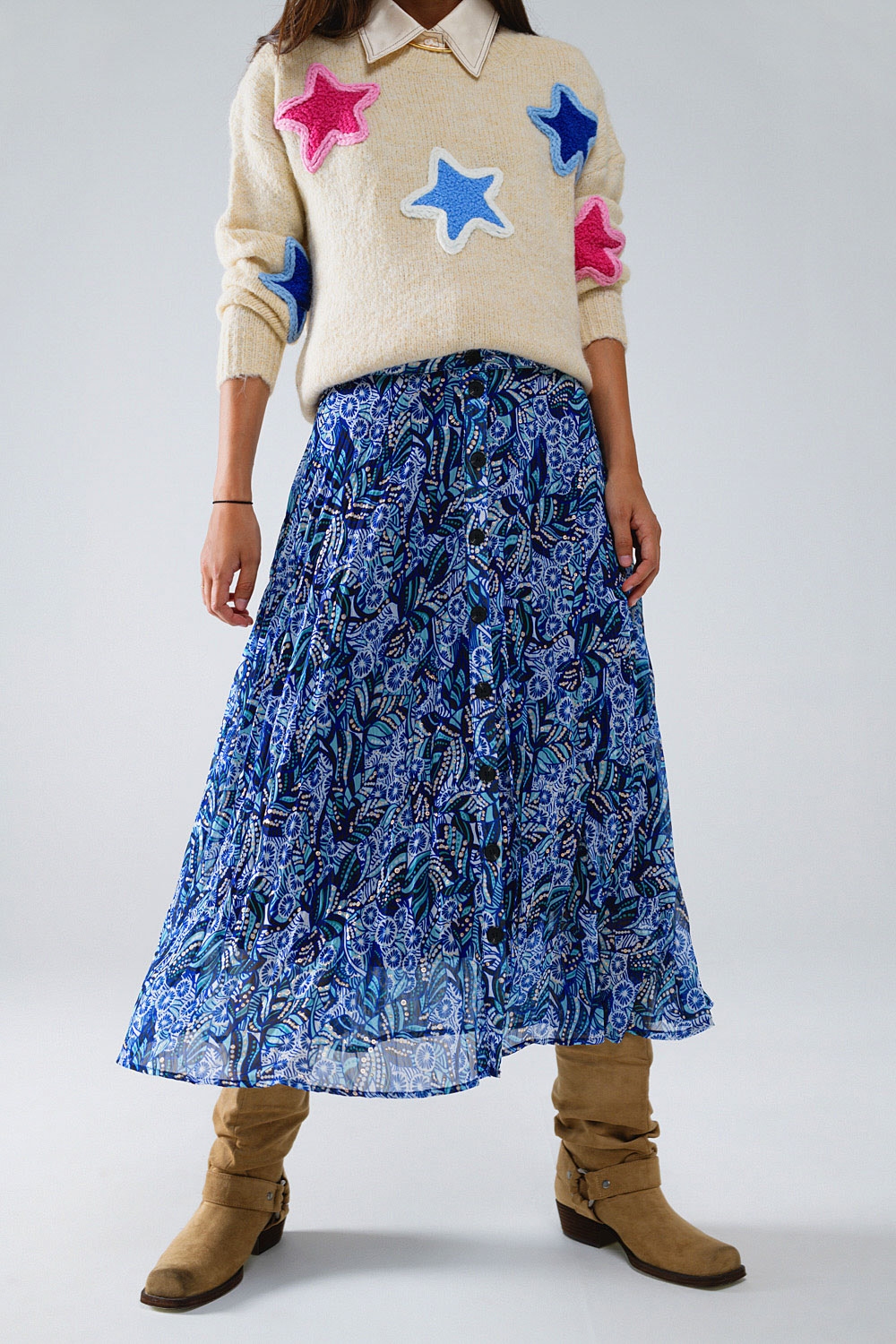 Falda midi plisada con estampado abstracto azul y tapeta de botones