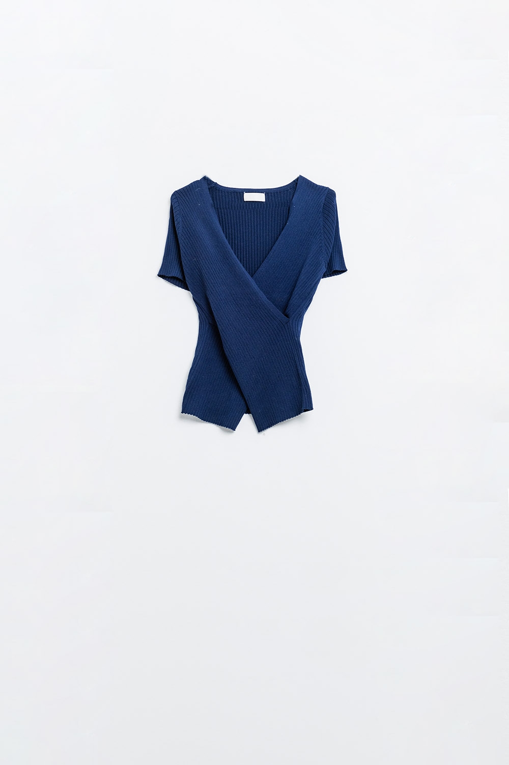 Jersey azul marino con parte delantera cruzada y cuello en V