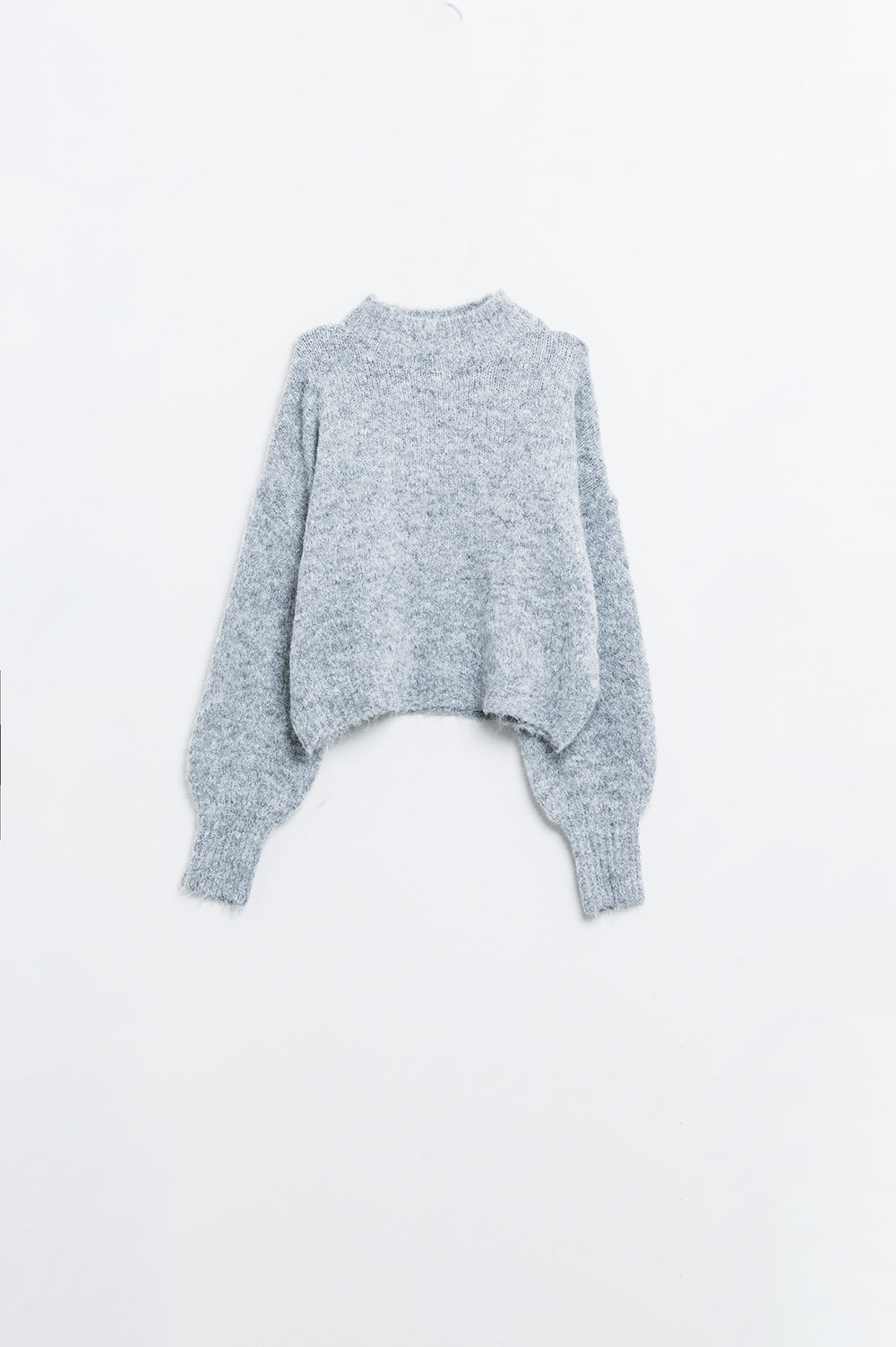 Jersey gris esponjoso con cuello alto y mangas globo Jersey gris esponjoso con cuello alto y mangas globo