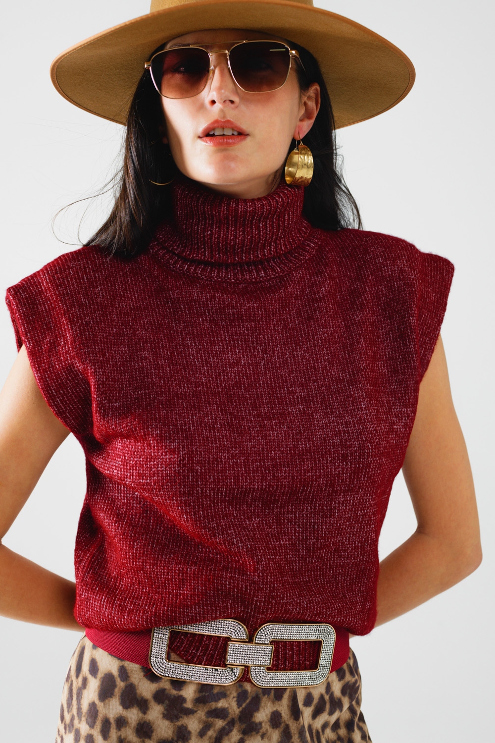 Acogedor jersey sin mangas de cuello alto en burdeos