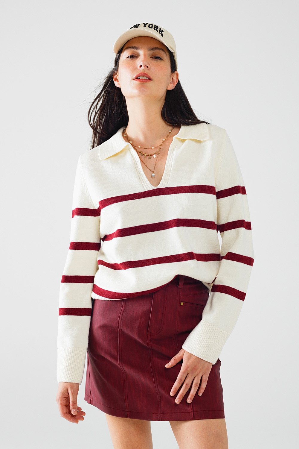 jersey blanco con rayas rojo oscuro y amplio cuello de pico jersey blanco con rayas rojo oscuro y amplio cuello de pico