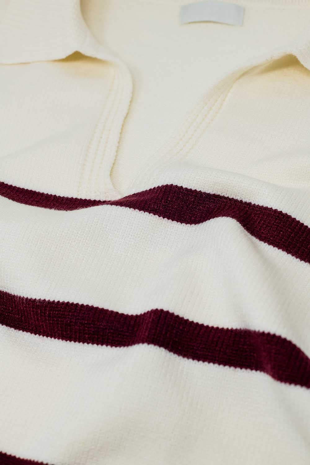 jersey blanco con rayas rojo oscuro y amplio cuello de pico jersey blanco con rayas rojo oscuro y amplio cuello de pico